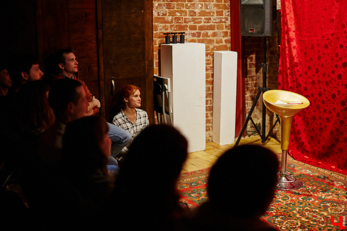 Стендапер Виталий Косарев совершил экскурсию по областному центру и поговорил с «Ключ-Медиа» о важности комедии во время стресса, табуированных темах и роли мамы в становлении карьеры.