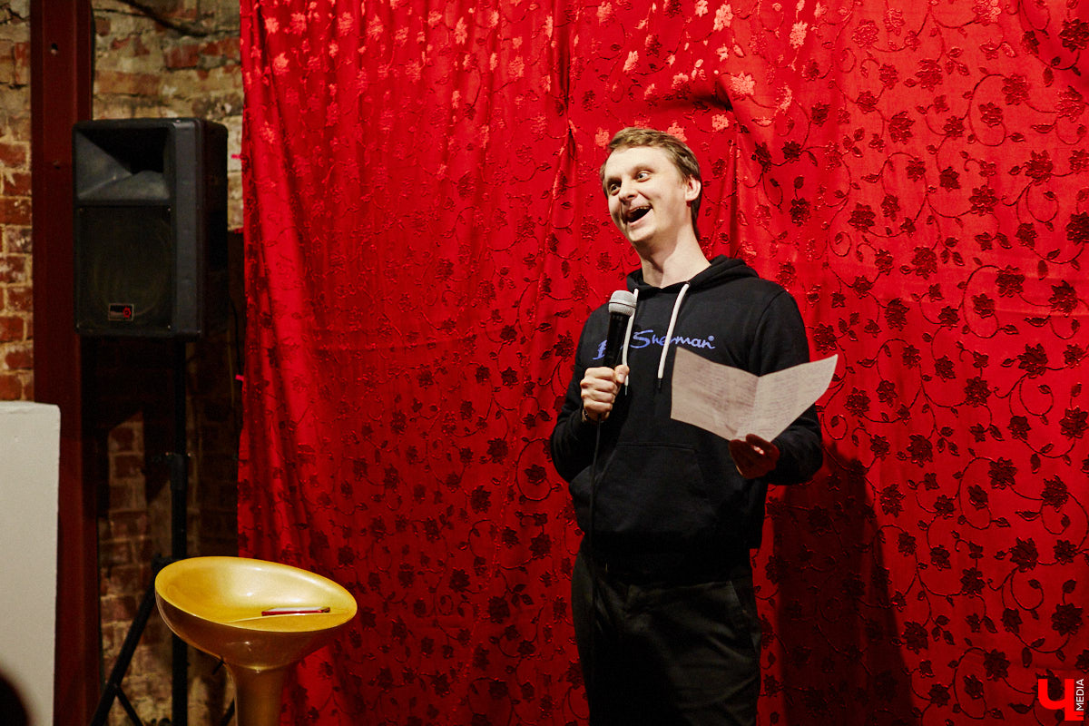 Стендапер Виталий Косарев совершил экскурсию по областному центру и поговорил с «Ключ-Медиа» о важности комедии во время стресса, табуированных темах и роли мамы в становлении карьеры.