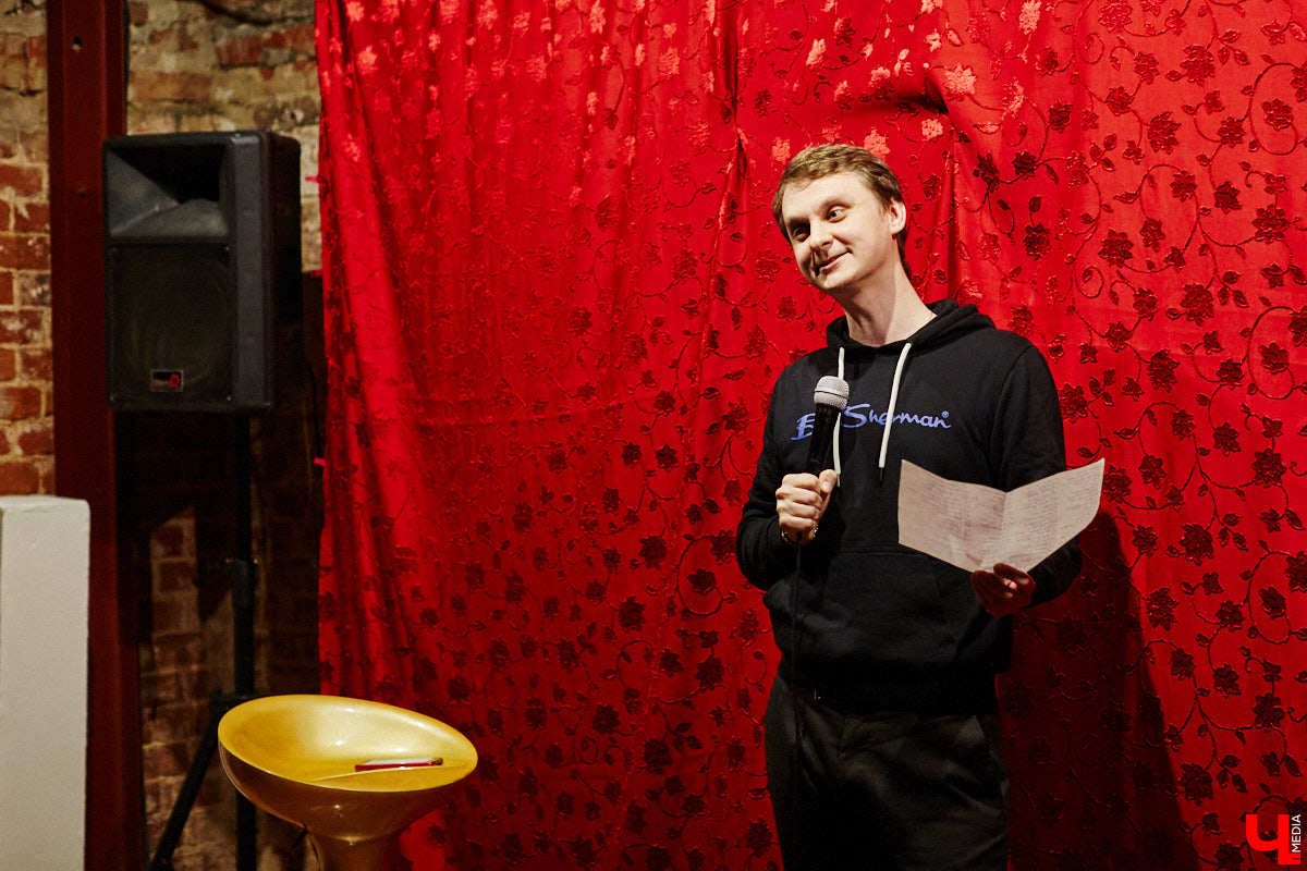 Стендапер Виталий Косарев совершил экскурсию по областному центру и поговорил с «Ключ-Медиа» о важности комедии во время стресса, табуированных темах и роли мамы в становлении карьеры.