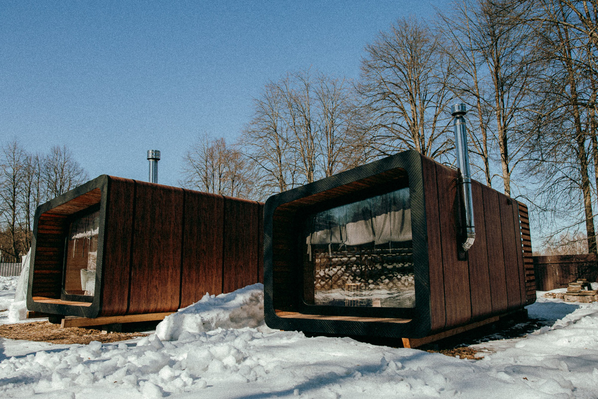 За модульными домами, уверен Артем Рубцов, будущее. Сейчас подобные жилища становится частью глэмпингов, разъезжают по стране в контейнерах, а скоро станут альтернативой квартире для ПМЖ. О том, как развивается «переносная архитектура», читайте в интервью с владимирским архитектором.