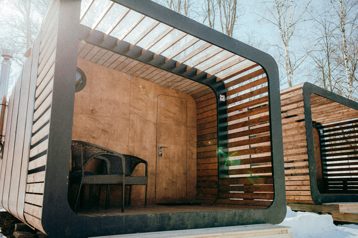 За модульными домами, уверен Артем Рубцов, будущее. Сейчас подобные жилища становится частью глэмпингов, разъезжают по стране в контейнерах, а скоро станут альтернативой квартире для ПМЖ. О том, как развивается «переносная архитектура», читайте в интервью с владимирским архитектором.