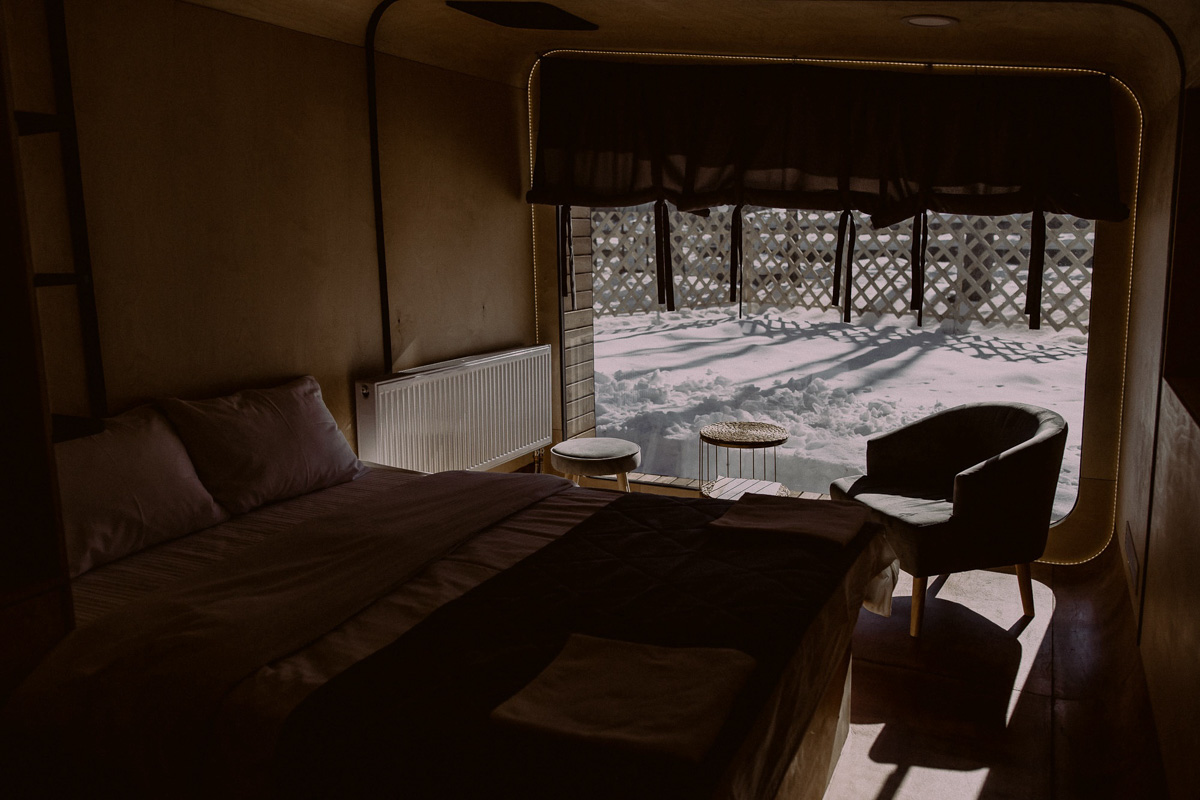 За модульными домами, уверен Артем Рубцов, будущее. Сейчас подобные жилища становится частью глэмпингов, разъезжают по стране в контейнерах, а скоро станут альтернативой квартире для ПМЖ. О том, как развивается «переносная архитектура», читайте в интервью с владимирским архитектором.