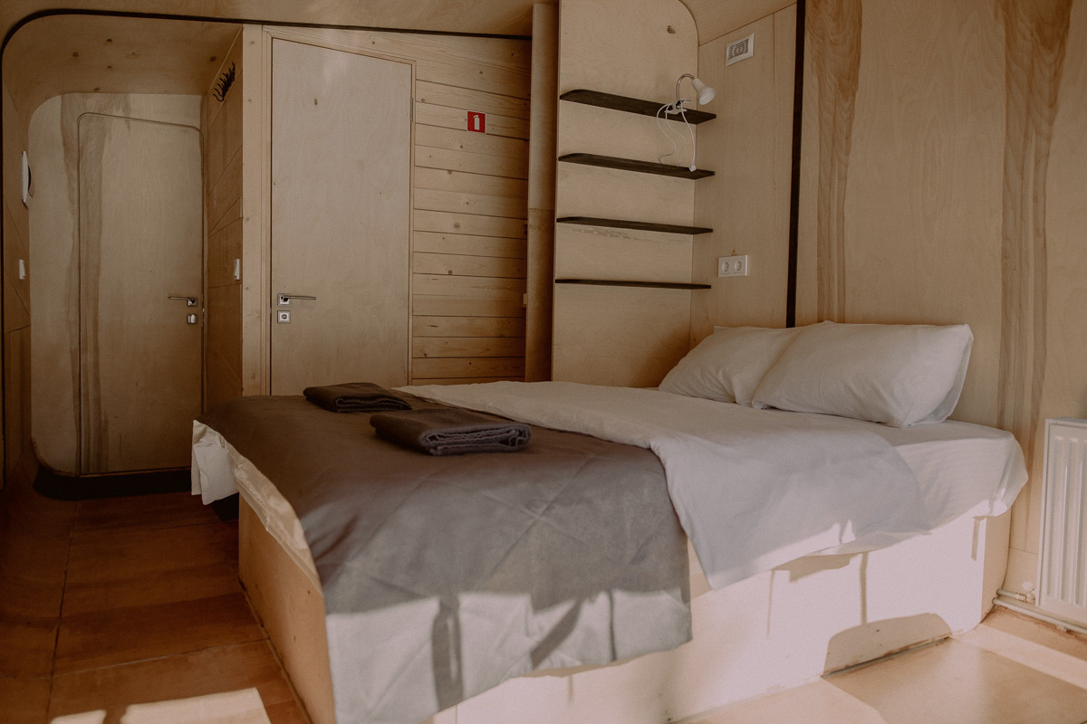 За модульными домами, уверен Артем Рубцов, будущее. Сейчас подобные жилища становится частью глэмпингов, разъезжают по стране в контейнерах, а скоро станут альтернативой квартире для ПМЖ. О том, как развивается «переносная архитектура», читайте в интервью с владимирским архитектором.