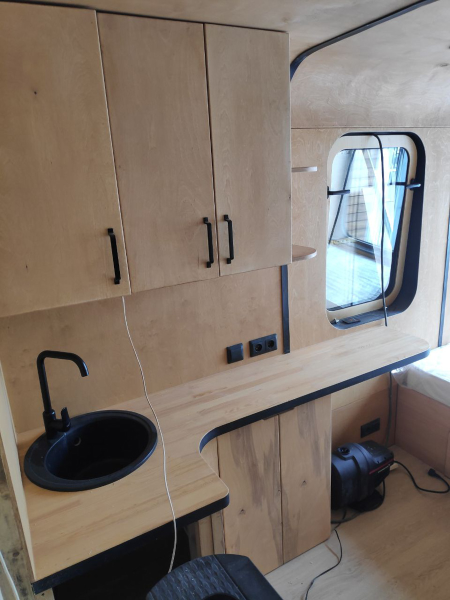 За модульными домами, уверен Артем Рубцов, будущее. Сейчас подобные жилища становится частью глэмпингов, разъезжают по стране в контейнерах, а скоро станут альтернативой квартире для ПМЖ. О том, как развивается «переносная архитектура», читайте в интервью с владимирским архитектором.