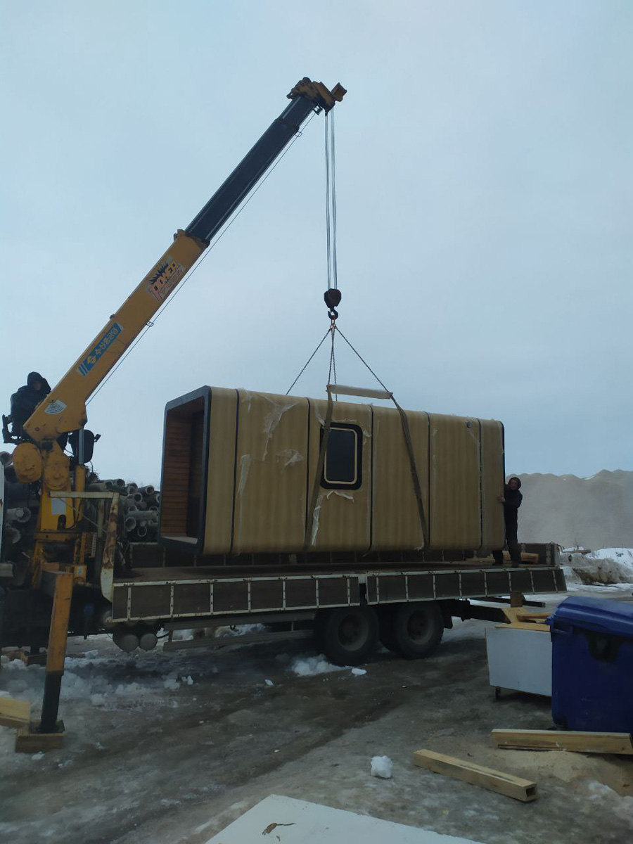 За модульными домами, уверен Артем Рубцов, будущее. Сейчас подобные жилища становится частью глэмпингов, разъезжают по стране в контейнерах, а скоро станут альтернативой квартире для ПМЖ. О том, как развивается «переносная архитектура», читайте в интервью с владимирским архитектором.