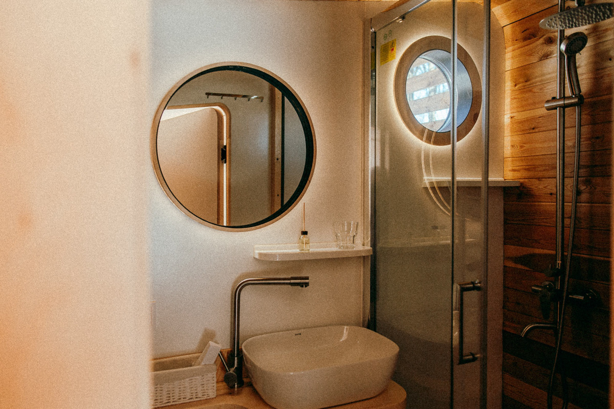 За модульными домами, уверен Артем Рубцов, будущее. Сейчас подобные жилища становится частью глэмпингов, разъезжают по стране в контейнерах, а скоро станут альтернативой квартире для ПМЖ. О том, как развивается «переносная архитектура», читайте в интервью с владимирским архитектором.