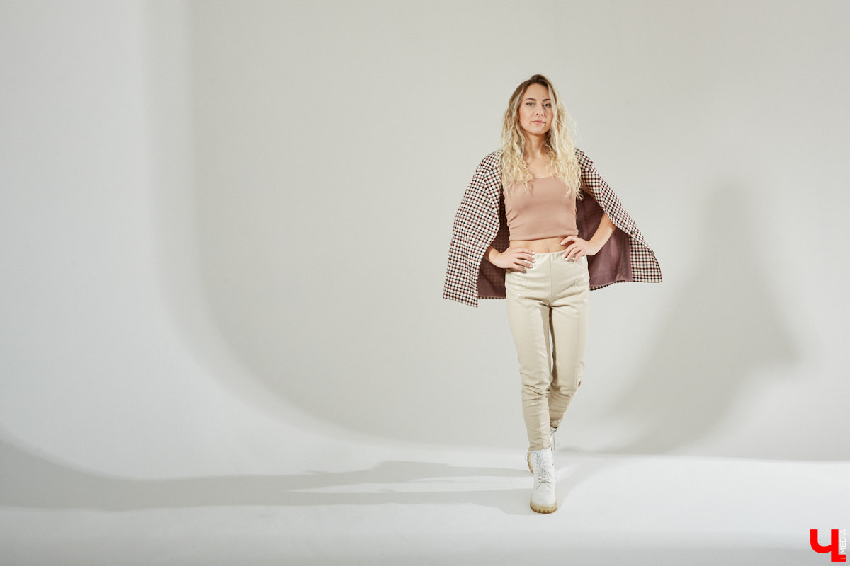 Красота в простоте — мысль неновая, но работает отлично. Что фотограф Дарья Липатова с блеском и продемонстрировала, когда стала героиней нашей рубрики «Свой стиль».