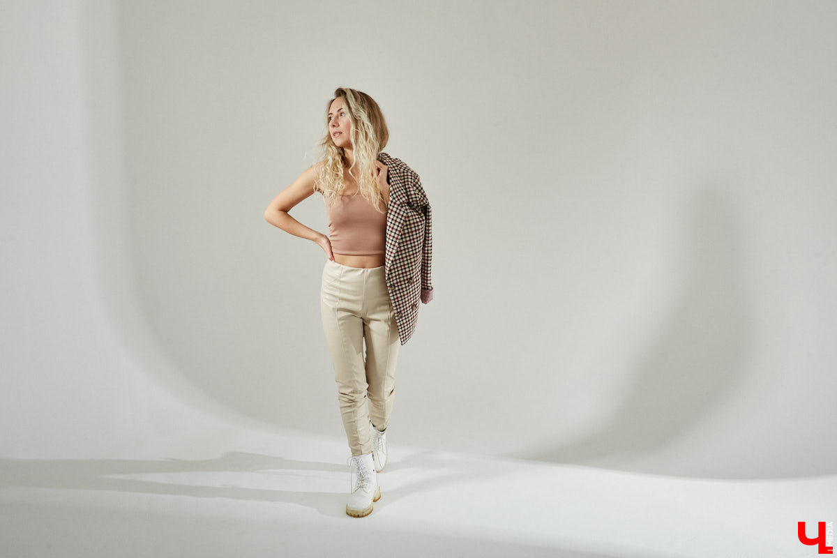 Красота в простоте — мысль неновая, но работает отлично. Что фотограф Дарья Липатова с блеском и продемонстрировала, когда стала героиней нашей рубрики «Свой стиль».