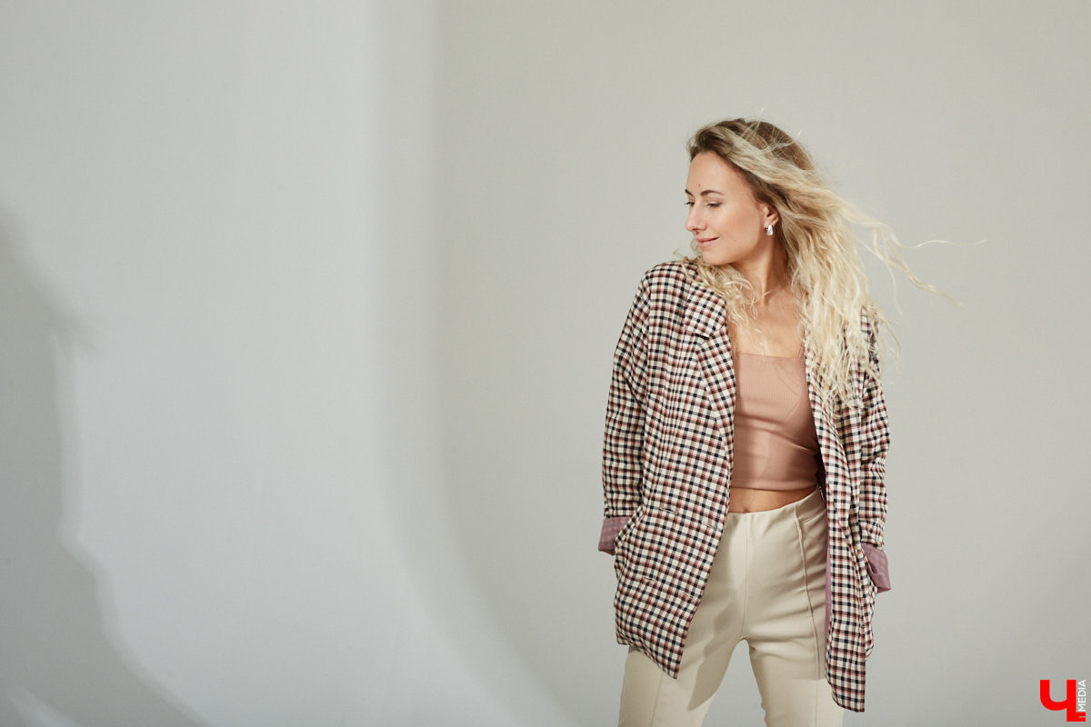 Красота в простоте — мысль неновая, но работает отлично. Что фотограф Дарья Липатова с блеском и продемонстрировала, когда стала героиней нашей рубрики «Свой стиль».