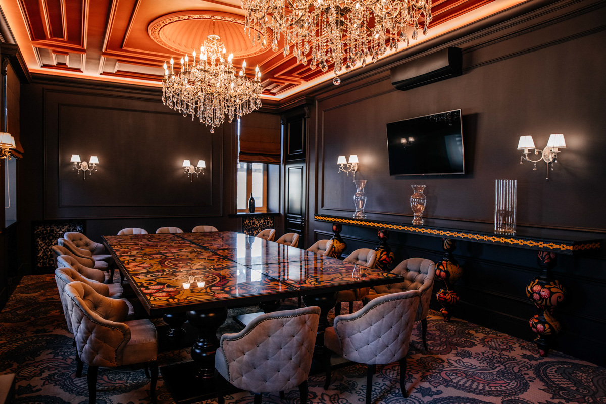 Ресторан «Владимир» вновь открыл свои двери для пар и специалистов ивент-индустрии. Здесь прошло одно из самых заметных событий в мире свадеб — ежегодная премия Wedmate Awards и арт-вечеринка для будущих молодоженов.