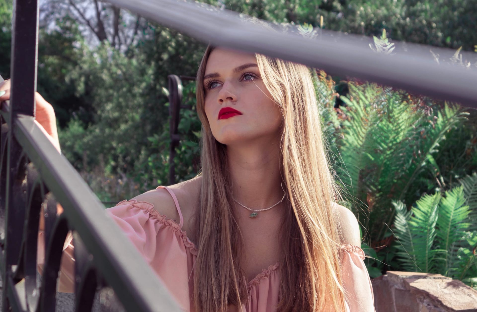 Профессиональная модель из Владимира умеет не только убивать взглядом, от ее ударов в буквальном смысле слова не устоять. На днях Елена Охапкина выиграла золотую медаль чемпионата России по кикбоксингу в Грозном. А ведь в спортзал она пришла случайно. История чемпионки в материале «Ключ-Медиа»!