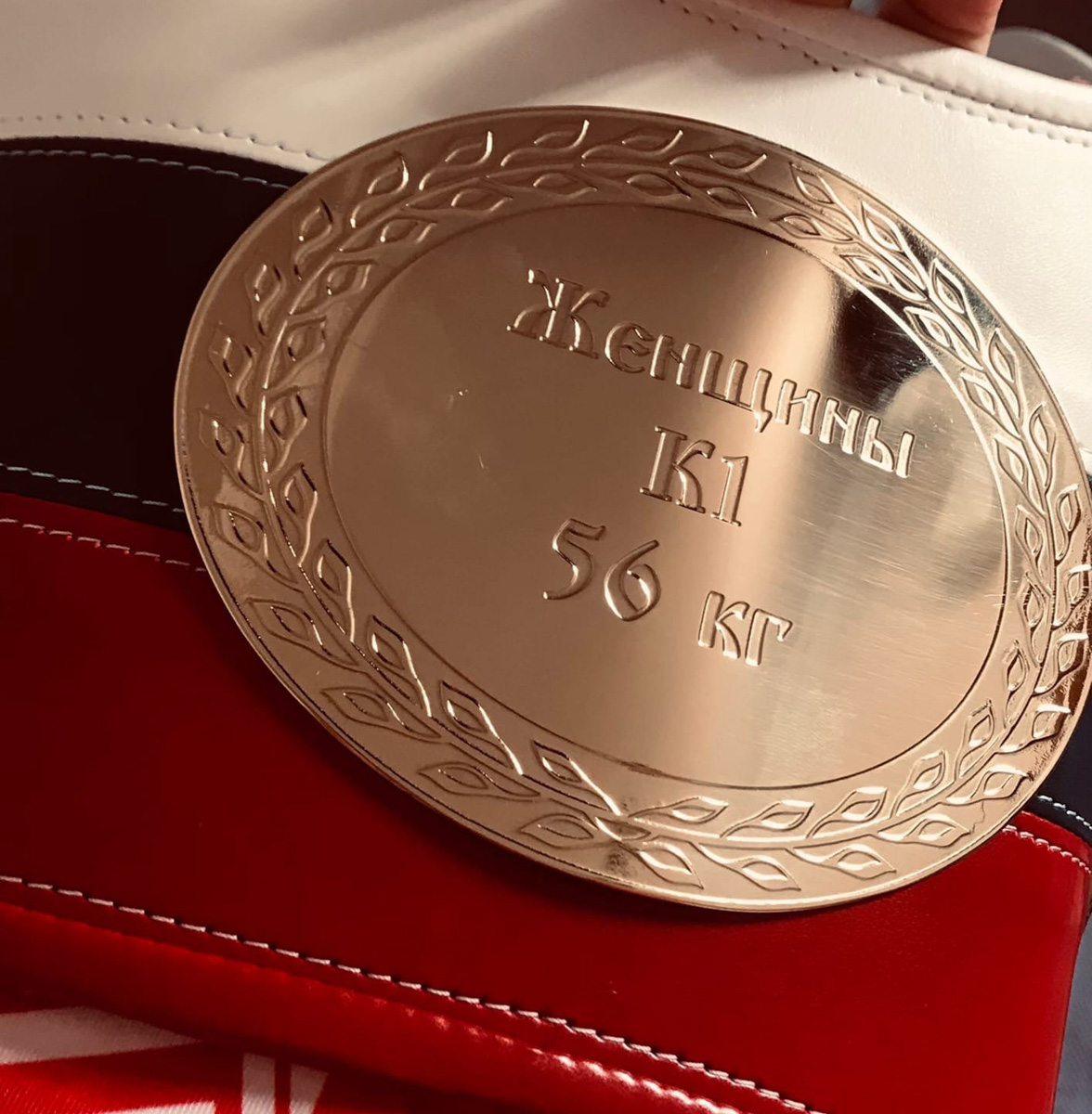 Профессиональная модель из Владимира умеет не только убивать взглядом, от ее ударов в буквальном смысле слова не устоять. На днях Елена Охапкина выиграла золотую медаль чемпионата России по кикбоксингу в Грозном. А ведь в спортзал она пришла случайно. История чемпионки в материале «Ключ-Медиа»!