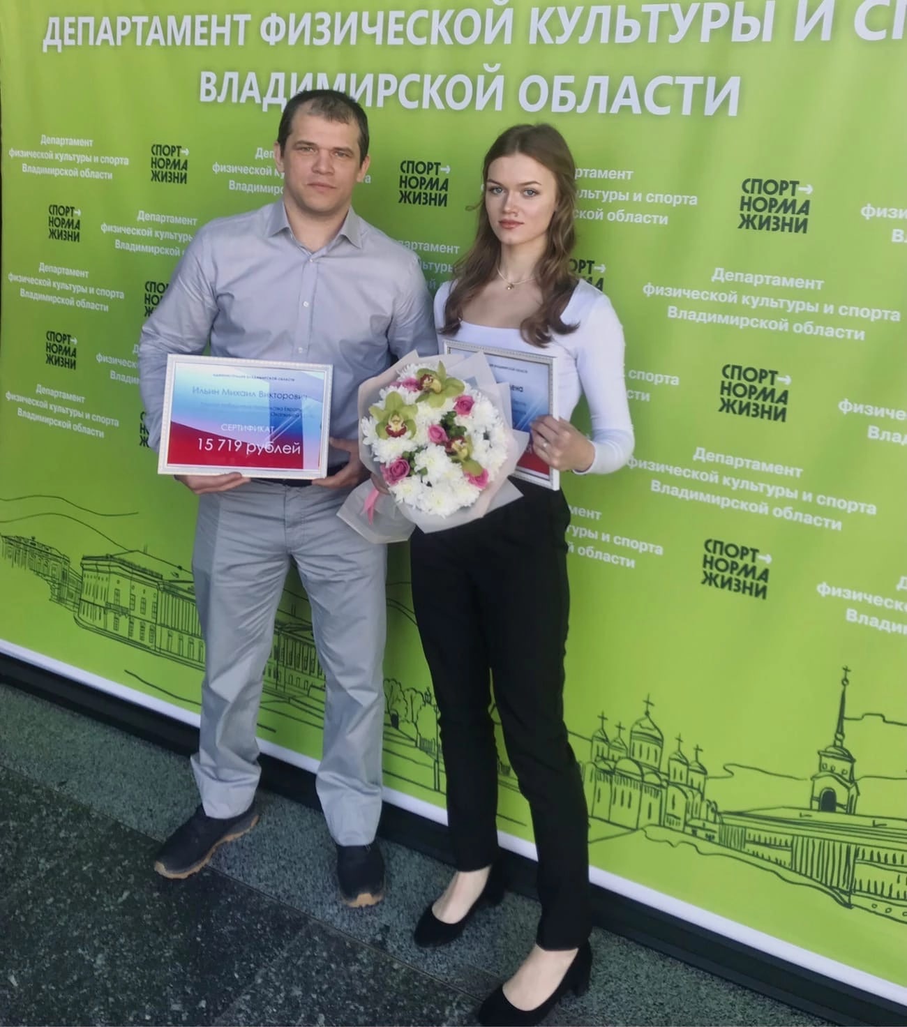 Профессиональная модель из Владимира умеет не только убивать взглядом, от ее ударов в буквальном смысле слова не устоять. На днях Елена Охапкина выиграла золотую медаль чемпионата России по кикбоксингу в Грозном. А ведь в спортзал она пришла случайно. История чемпионки в материале «Ключ-Медиа»!