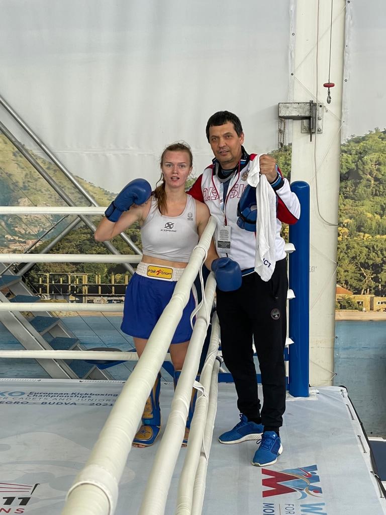 Профессиональная модель из Владимира умеет не только убивать взглядом, от ее ударов в буквальном смысле слова не устоять. На днях Елена Охапкина выиграла золотую медаль чемпионата России по кикбоксингу в Грозном. А ведь в спортзал она пришла случайно. История чемпионки в материале «Ключ-Медиа»!