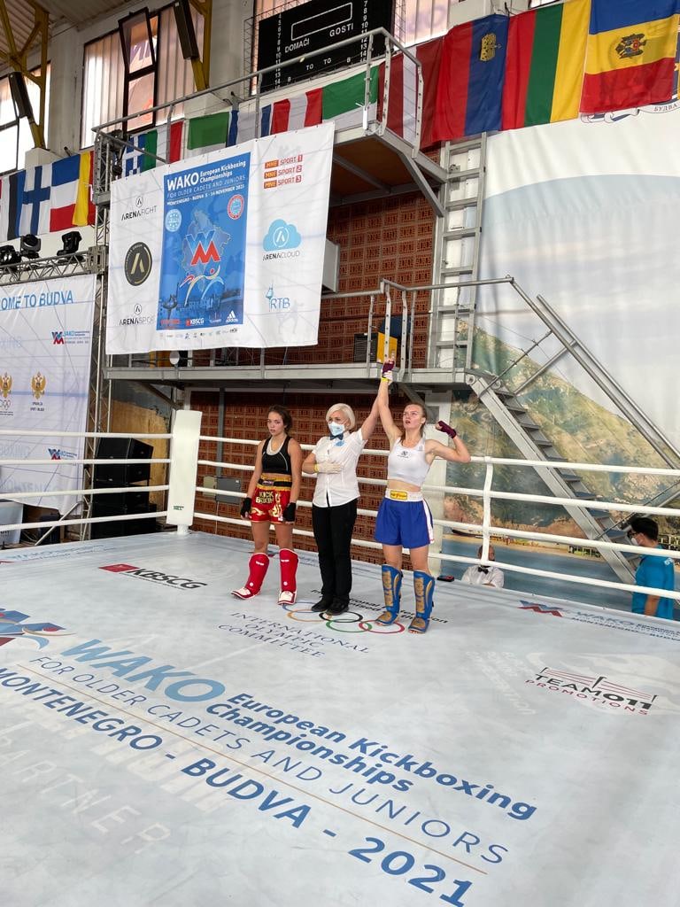 Профессиональная модель из Владимира умеет не только убивать взглядом, от ее ударов в буквальном смысле слова не устоять. На днях Елена Охапкина выиграла золотую медаль чемпионата России по кикбоксингу в Грозном. А ведь в спортзал она пришла случайно. История чемпионки в материале «Ключ-Медиа»!