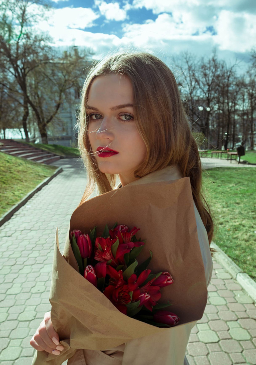 Профессиональная модель из Владимира умеет не только убивать взглядом, от ее ударов в буквальном смысле слова не устоять. На днях Елена Охапкина выиграла золотую медаль чемпионата России по кикбоксингу в Грозном. А ведь в спортзал она пришла случайно. История чемпионки в материале «Ключ-Медиа»!