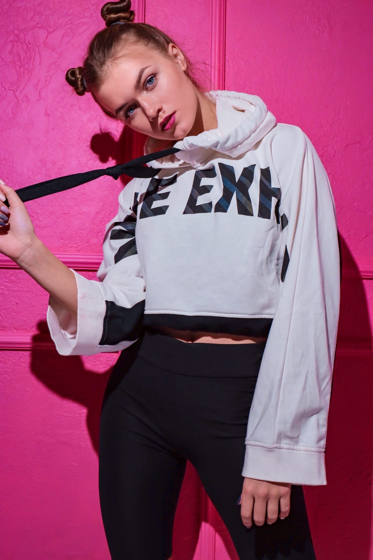 Профессиональная модель из Владимира умеет не только убивать взглядом, от ее ударов в буквальном смысле слова не устоять. На днях Елена Охапкина выиграла золотую медаль чемпионата России по кикбоксингу в Грозном. А ведь в спортзал она пришла случайно. История чемпионки в материале «Ключ-Медиа»!