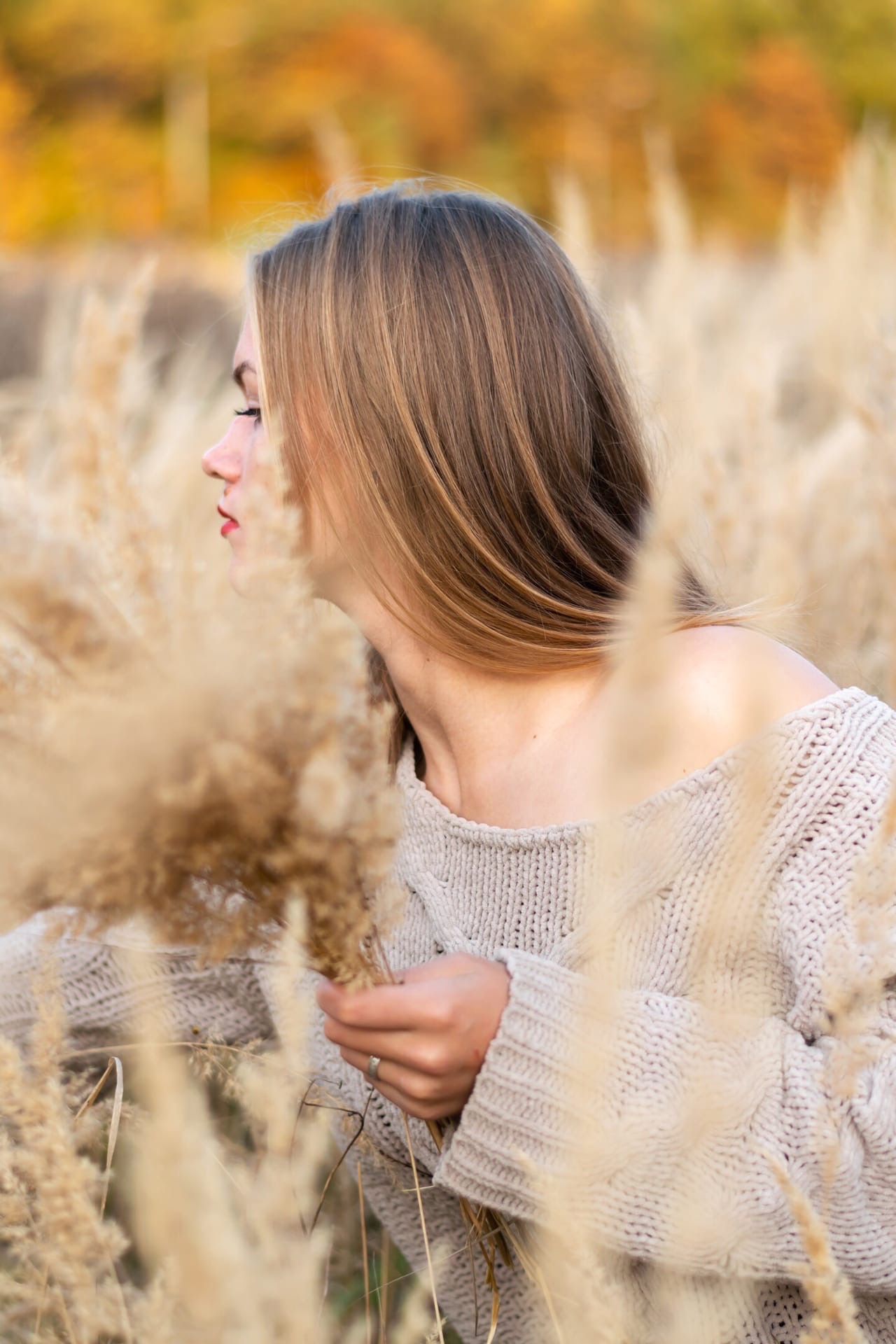 Профессиональная модель из Владимира умеет не только убивать взглядом, от ее ударов в буквальном смысле слова не устоять. На днях Елена Охапкина выиграла золотую медаль чемпионата России по кикбоксингу в Грозном. А ведь в спортзал она пришла случайно. История чемпионки в материале «Ключ-Медиа»!