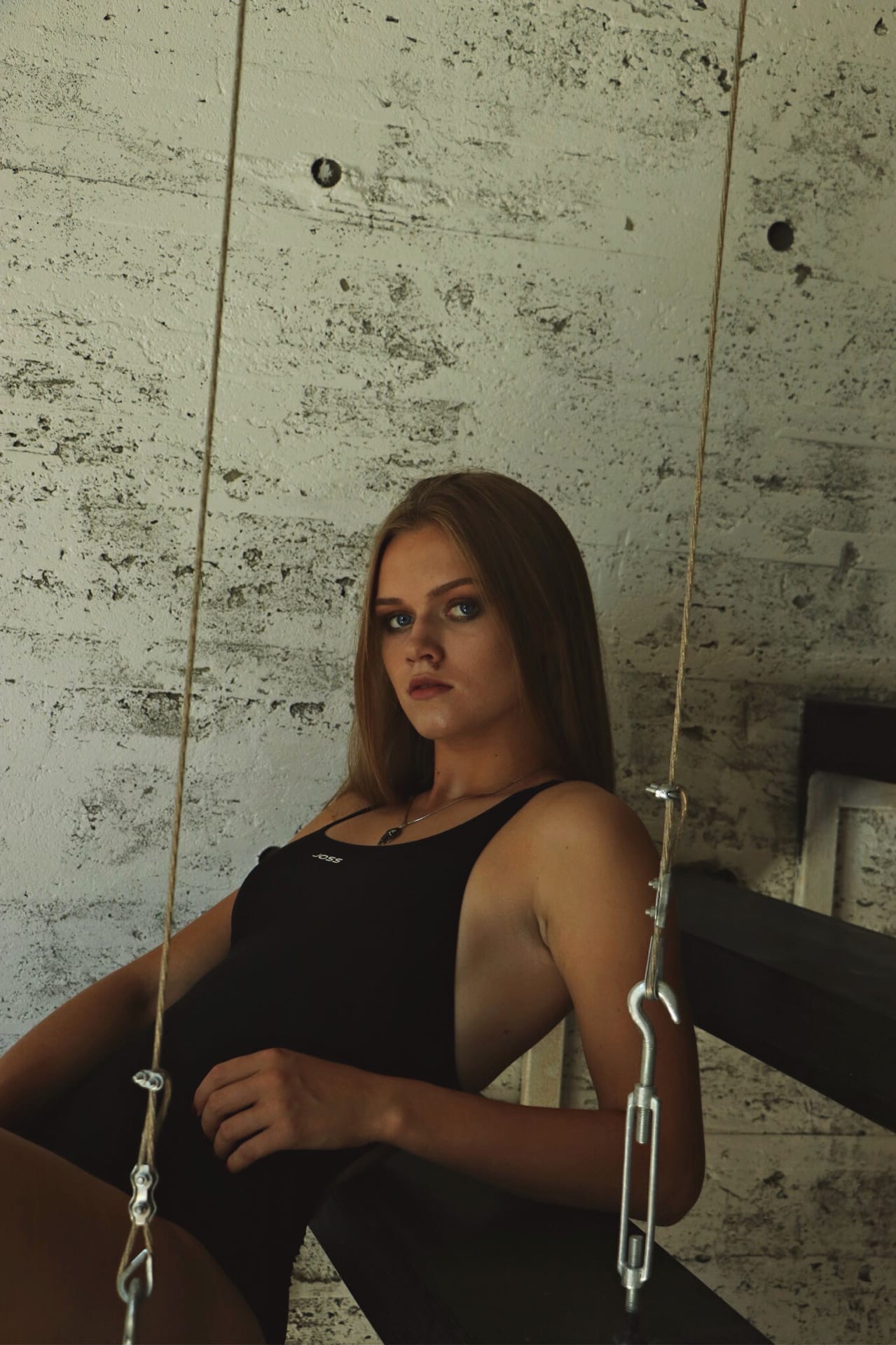 Профессиональная модель из Владимира умеет не только убивать взглядом, от ее ударов в буквальном смысле слова не устоять. На днях Елена Охапкина выиграла золотую медаль чемпионата России по кикбоксингу в Грозном. А ведь в спортзал она пришла случайно. История чемпионки в материале «Ключ-Медиа»!