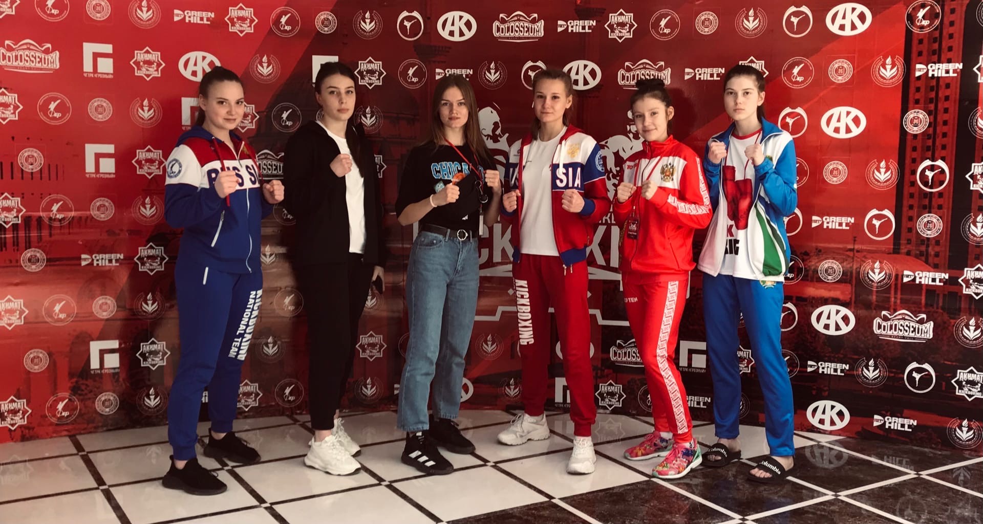 Профессиональная модель из Владимира умеет не только убивать взглядом, от ее ударов в буквальном смысле слова не устоять. На днях Елена Охапкина выиграла золотую медаль чемпионата России по кикбоксингу в Грозном. А ведь в спортзал она пришла случайно. История чемпионки в материале «Ключ-Медиа»!