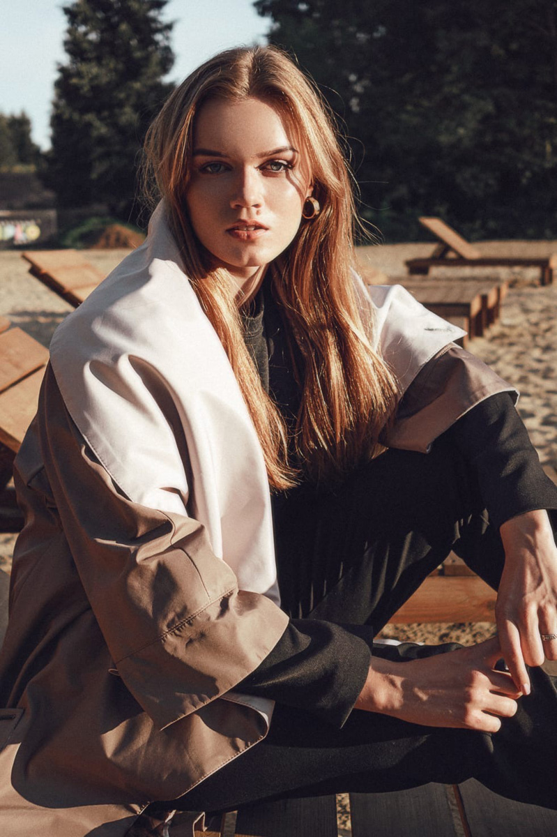 Профессиональная модель из Владимира умеет не только убивать взглядом, от ее ударов в буквальном смысле слова не устоять. На днях Елена Охапкина выиграла золотую медаль чемпионата России по кикбоксингу в Грозном. А ведь в спортзал она пришла случайно. История чемпионки в материале «Ключ-Медиа»!