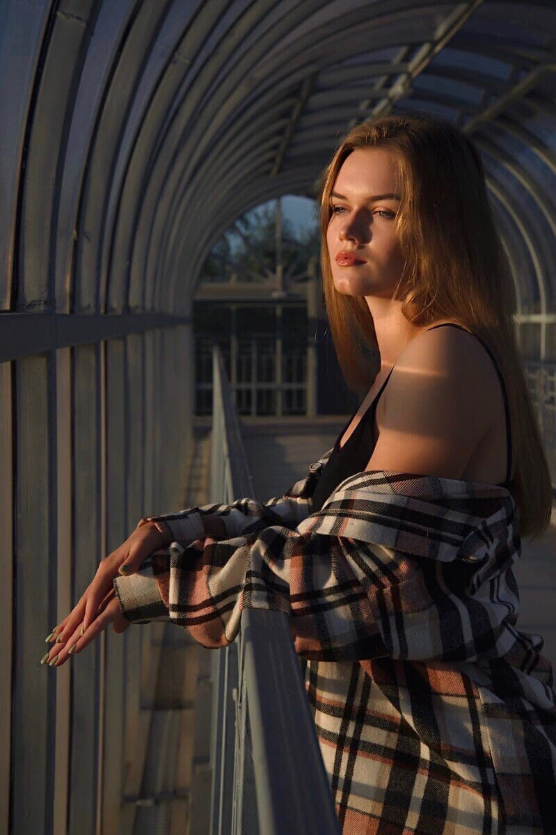 Профессиональная модель из Владимира умеет не только убивать взглядом, от ее ударов в буквальном смысле слова не устоять. На днях Елена Охапкина выиграла золотую медаль чемпионата России по кикбоксингу в Грозном. А ведь в спортзал она пришла случайно. История чемпионки в материале «Ключ-Медиа»!