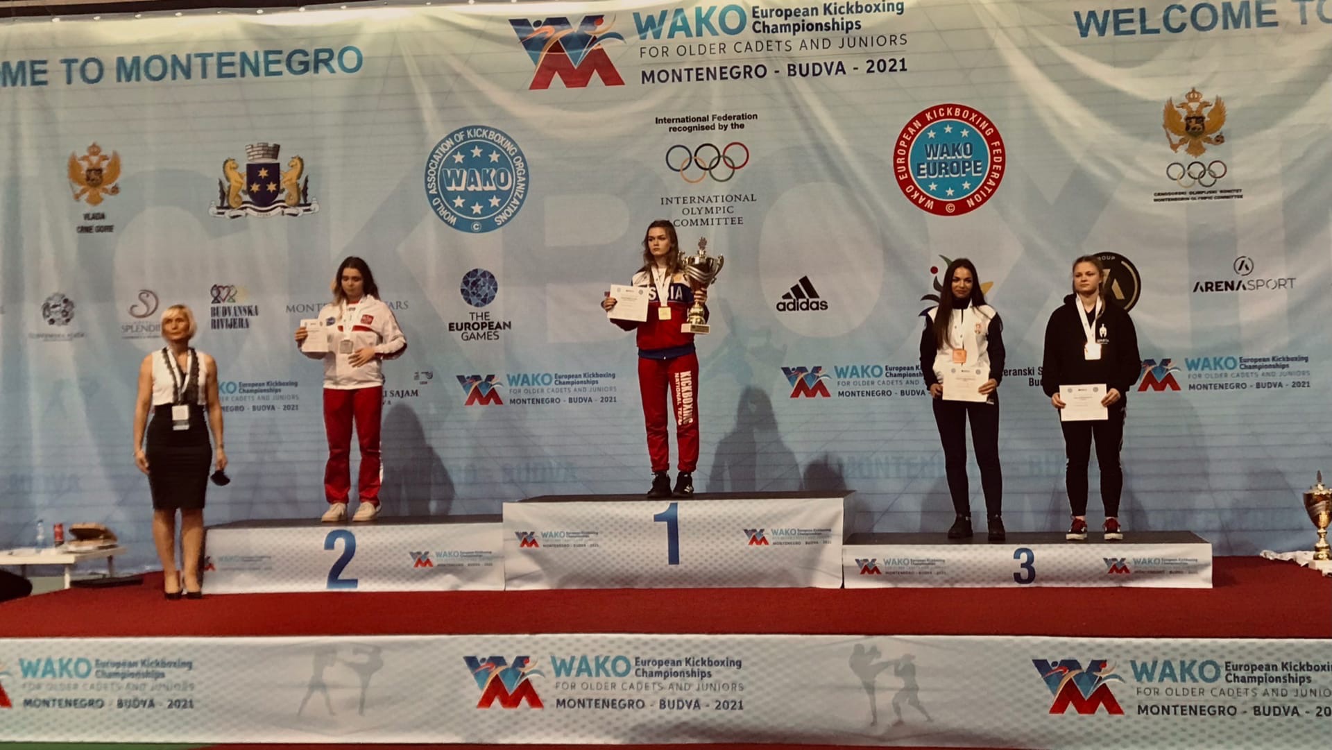 Профессиональная модель из Владимира умеет не только убивать взглядом, от ее ударов в буквальном смысле слова не устоять. На днях Елена Охапкина выиграла золотую медаль чемпионата России по кикбоксингу в Грозном. А ведь в спортзал она пришла случайно. История чемпионки в материале «Ключ-Медиа»!