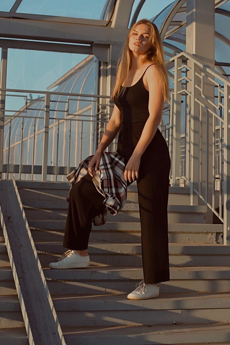 Профессиональная модель из Владимира умеет не только убивать взглядом, от ее ударов в буквальном смысле слова не устоять. На днях Елена Охапкина выиграла золотую медаль чемпионата России по кикбоксингу в Грозном. А ведь в спортзал она пришла случайно. История чемпионки в материале «Ключ-Медиа»!