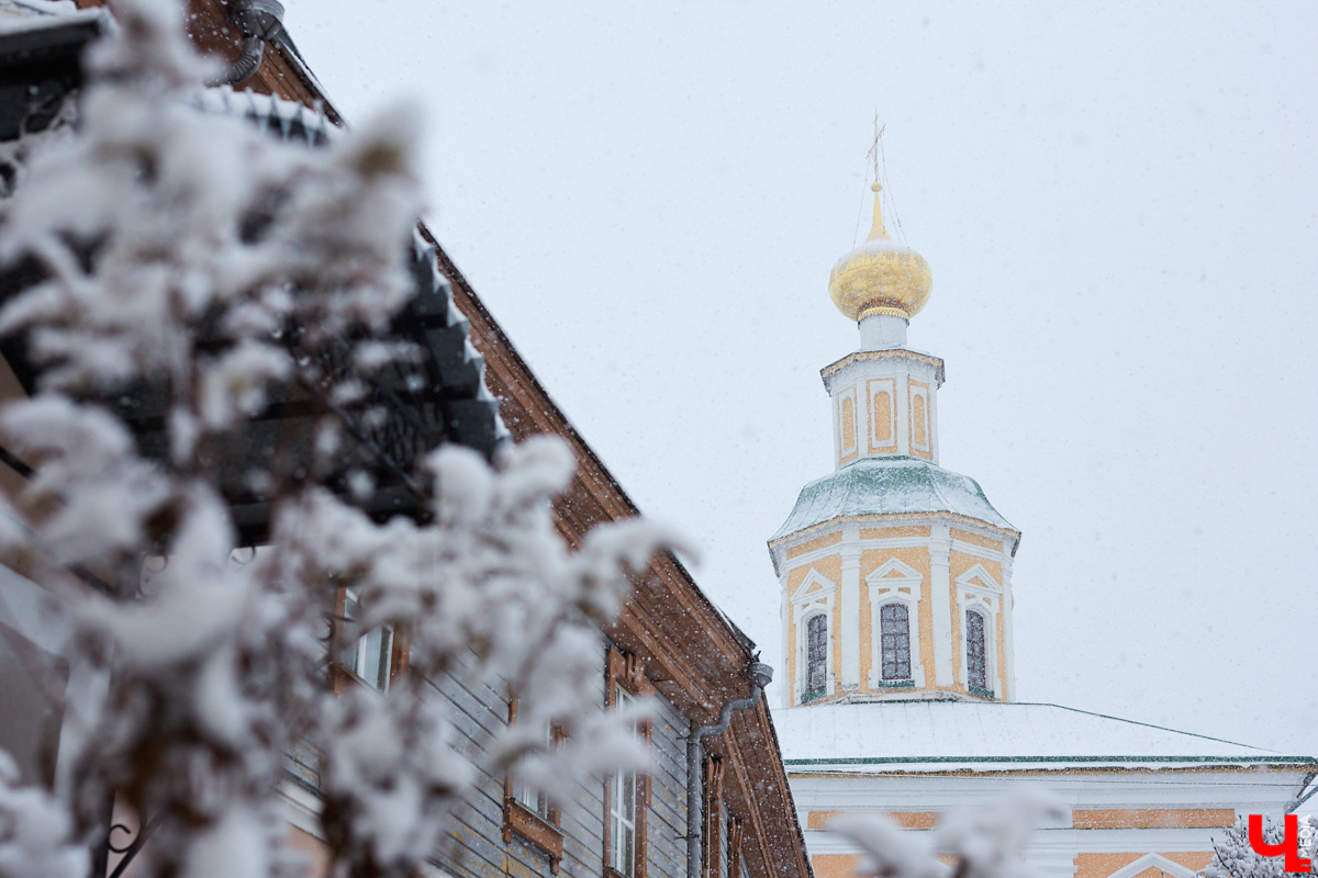 Успели на себе ощутить силу ветра? Задувает с такой мощью, что миниатюрных граждан с легкостью сшибает с ног. Прибавьте к этому еще целую неделю осадков и низкое атмосферное давление. Получите маленький февраль в конце марта — начале апреля.