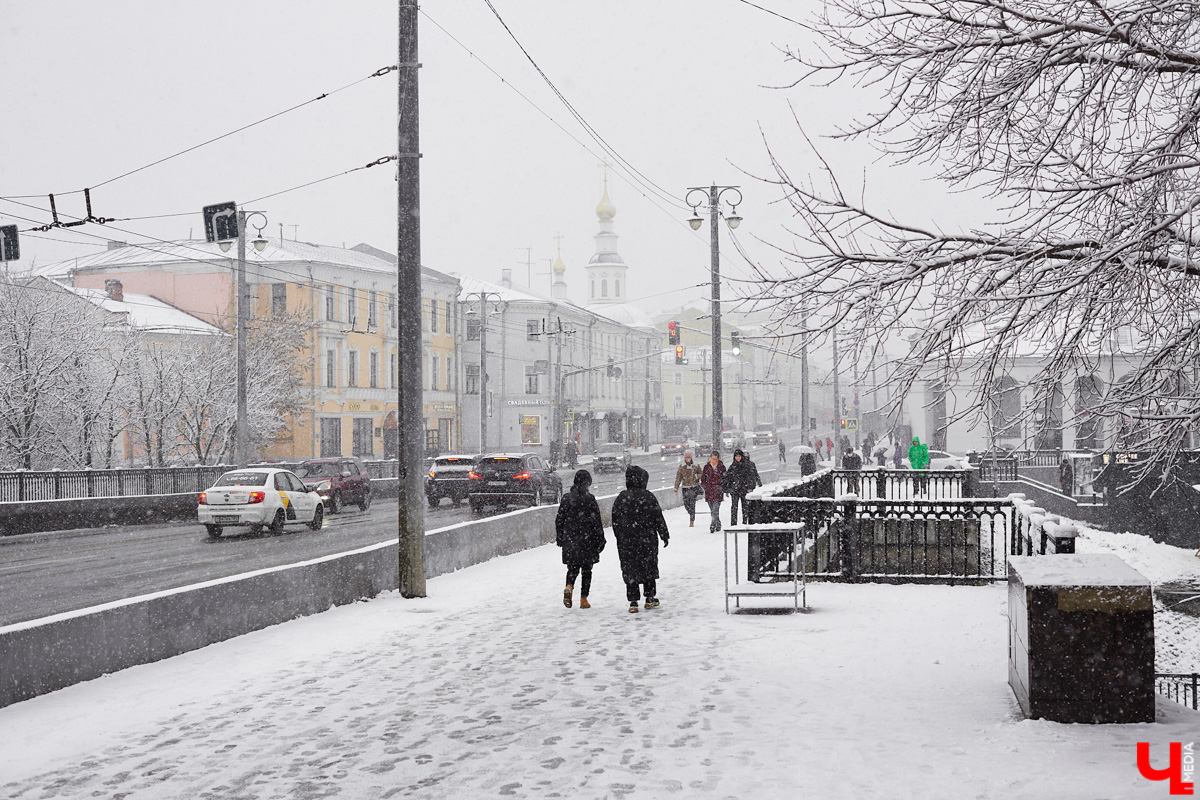 Успели на себе ощутить силу ветра? Задувает с такой мощью, что миниатюрных граждан с легкостью сшибает с ног. Прибавьте к этому еще целую неделю осадков и низкое атмосферное давление. Получите маленький февраль в конце марта — начале апреля.
