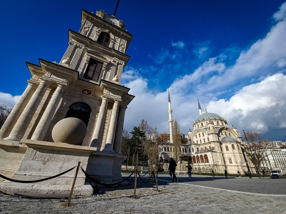 Наш путешествующий коллега с супругой успел несколько месяцев пожить и в Стамбуле. Удивился климату, порадовался ценам и выяснил, что может в Турции русского человека напрягать.