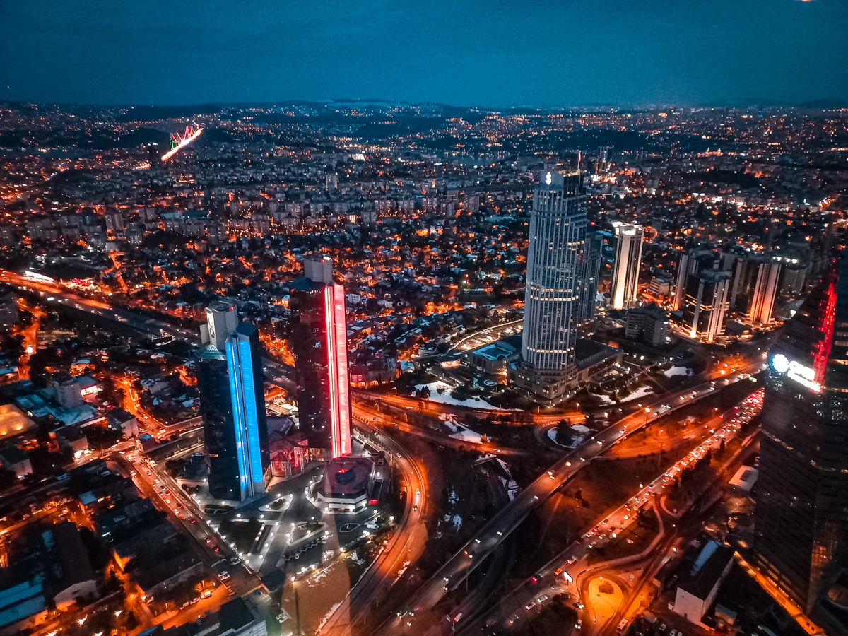 Наш путешествующий коллега с супругой успел несколько месяцев пожить и в Стамбуле. Удивился климату, порадовался ценам и выяснил, что может в Турции русского человека напрягать.