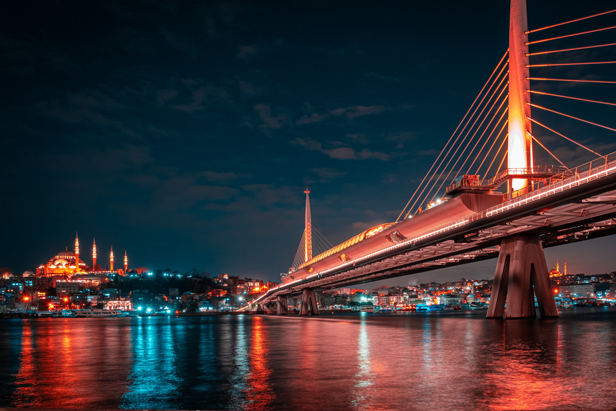 Наш путешествующий коллега с супругой успел несколько месяцев пожить и в Стамбуле. Удивился климату, порадовался ценам и выяснил, что может в Турции русского человека напрягать.