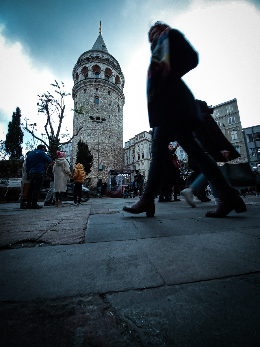 Наш путешествующий коллега с супругой успел несколько месяцев пожить и в Стамбуле. Удивился климату, порадовался ценам и выяснил, что может в Турции русского человека напрягать.