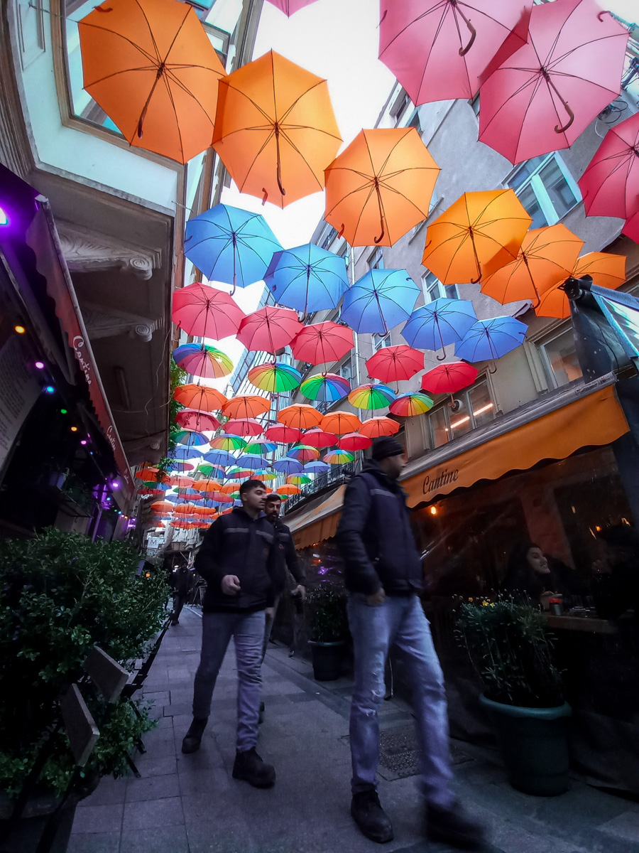 Наш путешествующий коллега с супругой успел несколько месяцев пожить и в Стамбуле. Удивился климату, порадовался ценам и выяснил, что может в Турции русского человека напрягать.