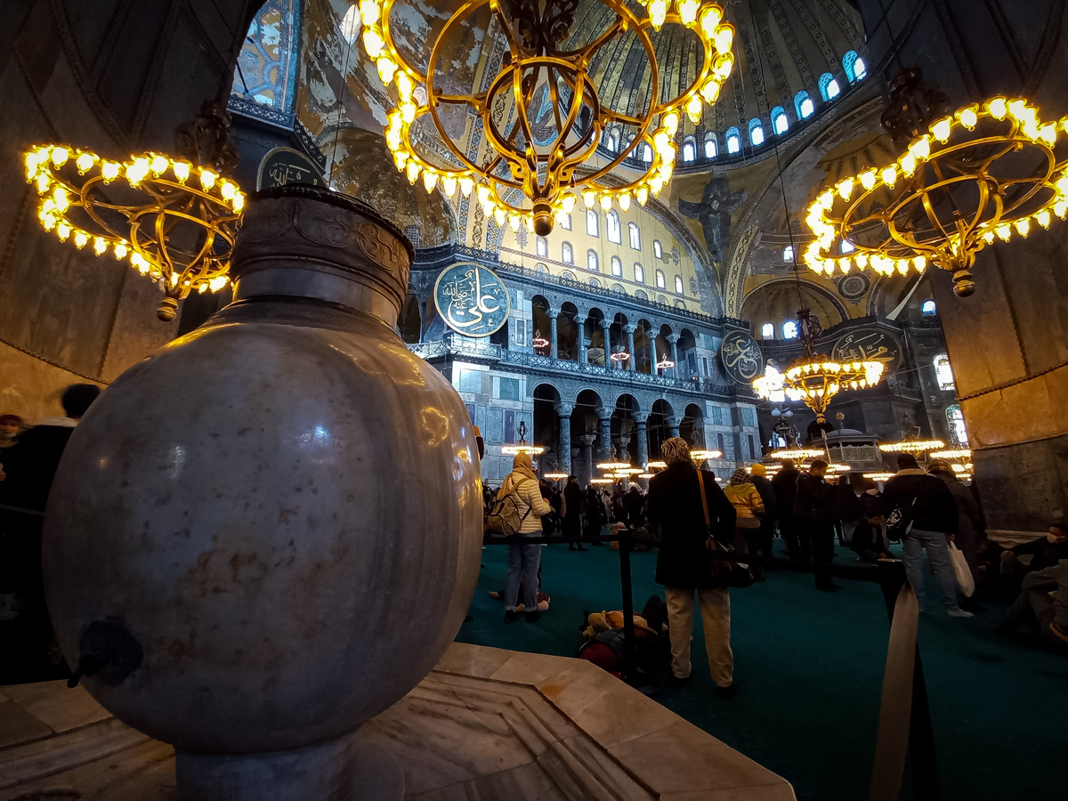 Наш путешествующий коллега с супругой успел несколько месяцев пожить и в Стамбуле. Удивился климату, порадовался ценам и выяснил, что может в Турции русского человека напрягать.