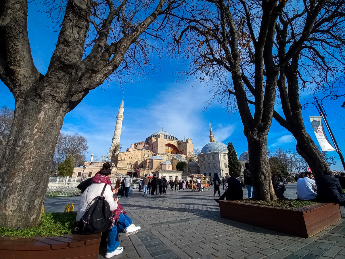 Наш путешествующий коллега с супругой успел несколько месяцев пожить и в Стамбуле. Удивился климату, порадовался ценам и выяснил, что может в Турции русского человека напрягать.