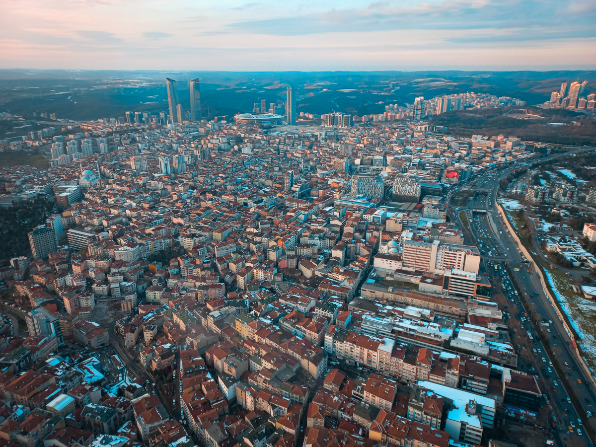 Наш путешествующий коллега с супругой успел несколько месяцев пожить и в Стамбуле. Удивился климату, порадовался ценам и выяснил, что может в Турции русского человека напрягать.