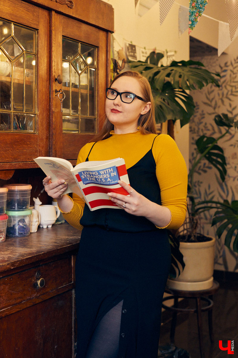 Что объединяет фразеологизмы пользователей Tinder, цитаты из мультфильмов и треки Оксимирона? Благодаря всему вышеперечисленному можно заговорить на английском. Преподаватель и трижды прошедший через программу «Work and Travel» блогер Екатерина Русакова о том, как перебороть страхи и свободно speak english in da club.