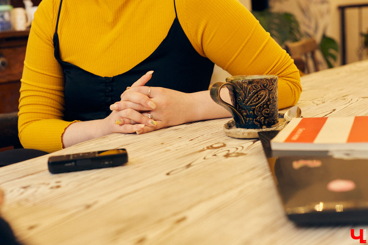 Что объединяет фразеологизмы пользователей Tinder, цитаты из мультфильмов и треки Оксимирона? Благодаря всему вышеперечисленному можно заговорить на английском. Преподаватель и трижды прошедший через программу «Work and Travel» блогер Екатерина Русакова о том, как перебороть страхи и свободно speak english in da club.