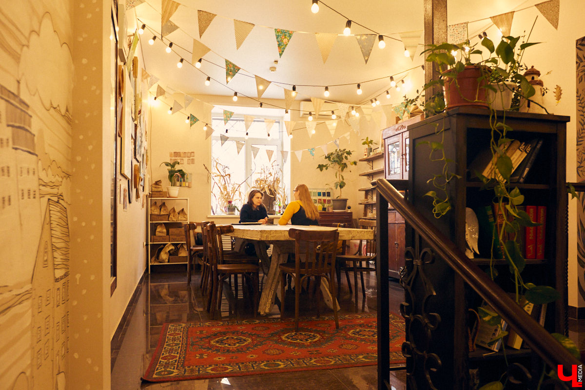 Что объединяет фразеологизмы пользователей Tinder, цитаты из мультфильмов и треки Оксимирона? Благодаря всему вышеперечисленному можно заговорить на английском. Преподаватель и трижды прошедший через программу «Work and Travel» блогер Екатерина Русакова о том, как перебороть страхи и свободно speak english in da club.