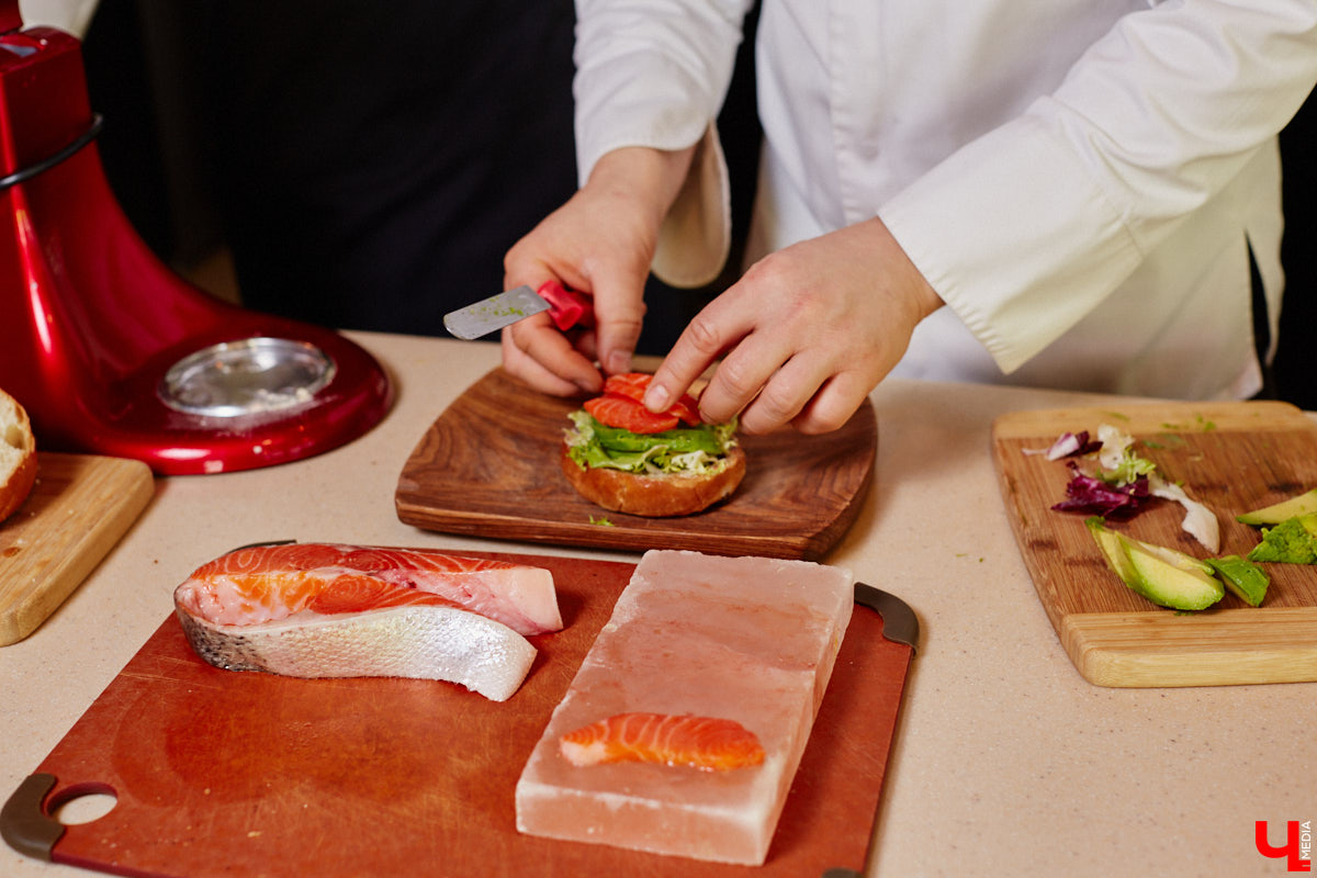 годня в меню «Кулинарного ответа» яйцо по-французски, голландский соус, северная рыба — карта мира на тарелке для организатора гастротуров.