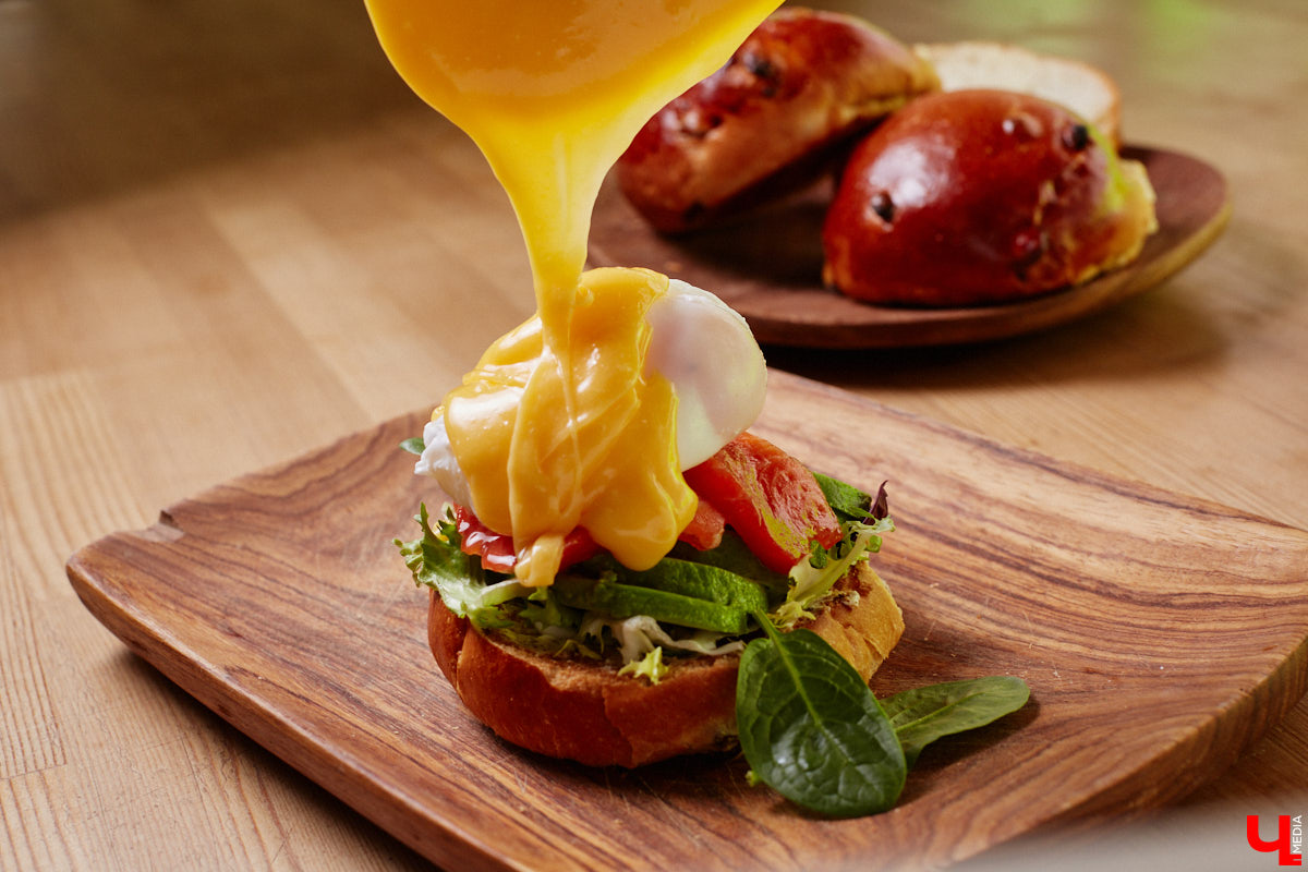 годня в меню «Кулинарного ответа» яйцо по-французски, голландский соус, северная рыба — карта мира на тарелке для организатора гастротуров.