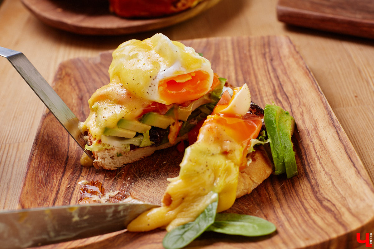 годня в меню «Кулинарного ответа» яйцо по-французски, голландский соус, северная рыба — карта мира на тарелке для организатора гастротуров.