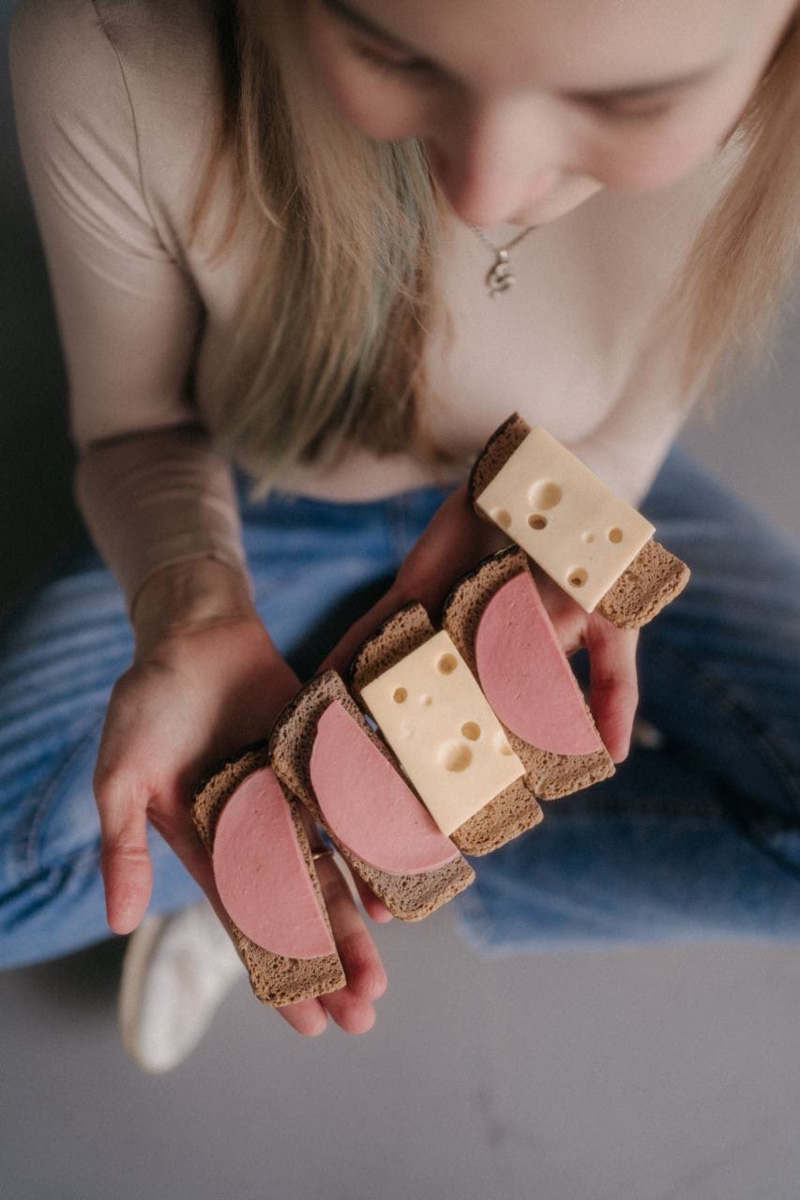 Еда, алкоголь, визитки, игрушки, предметы гардероба, статуэтка Оскара и цветы. Какие подарки могут раствориться в руках? Узнаем у владимирских мыловаров и внимательно изучим пенные работы, чтобы не попасться на розыгрыш.