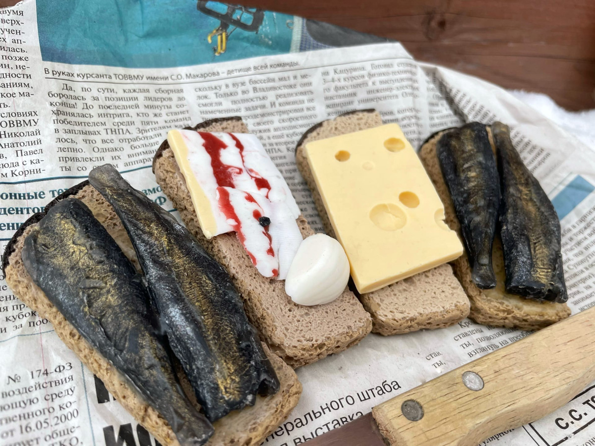 Еда, алкоголь, визитки, игрушки, предметы гардероба, статуэтка Оскара и цветы. Какие подарки могут раствориться в руках? Узнаем у владимирских мыловаров и внимательно изучим пенные работы, чтобы не попасться на розыгрыш.