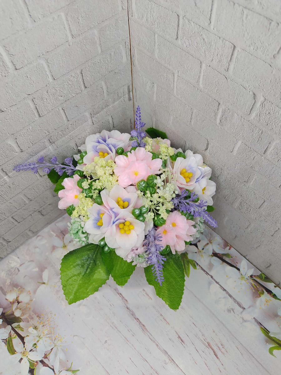 Еда, алкоголь, визитки, игрушки, предметы гардероба, статуэтка Оскара и цветы. Какие подарки могут раствориться в руках? Узнаем у владимирских мыловаров и внимательно изучим пенные работы, чтобы не попасться на розыгрыш.