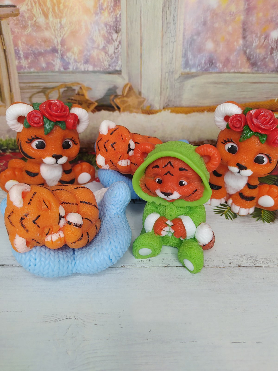 Еда, алкоголь, визитки, игрушки, предметы гардероба, статуэтка Оскара и цветы. Какие подарки могут раствориться в руках? Узнаем у владимирских мыловаров и внимательно изучим пенные работы, чтобы не попасться на розыгрыш.