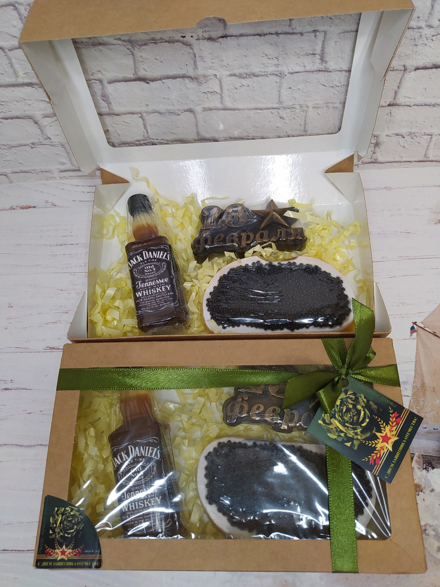 Еда, алкоголь, визитки, игрушки, предметы гардероба, статуэтка Оскара и цветы. Какие подарки могут раствориться в руках? Узнаем у владимирских мыловаров и внимательно изучим пенные работы, чтобы не попасться на розыгрыш.