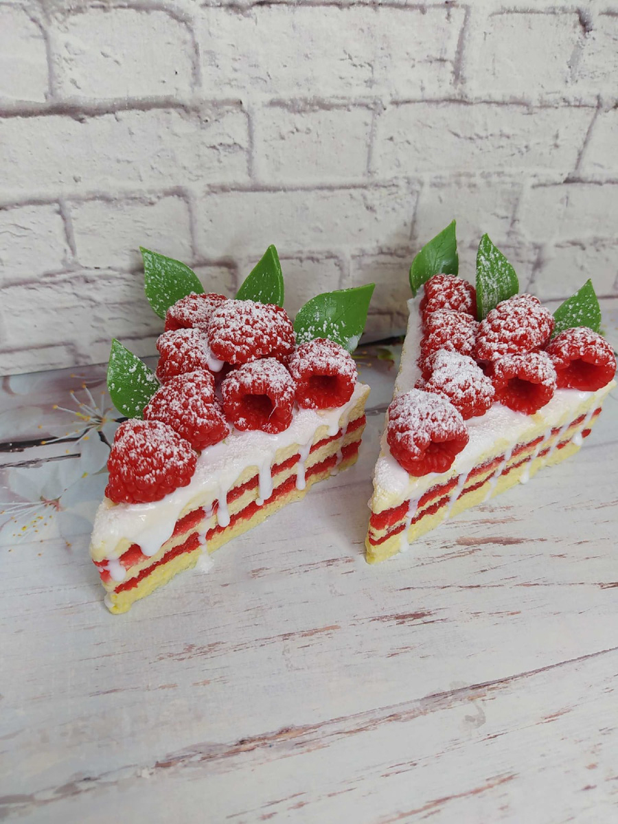 Еда, алкоголь, визитки, игрушки, предметы гардероба, статуэтка Оскара и цветы. Какие подарки могут раствориться в руках? Узнаем у владимирских мыловаров и внимательно изучим пенные работы, чтобы не попасться на розыгрыш.